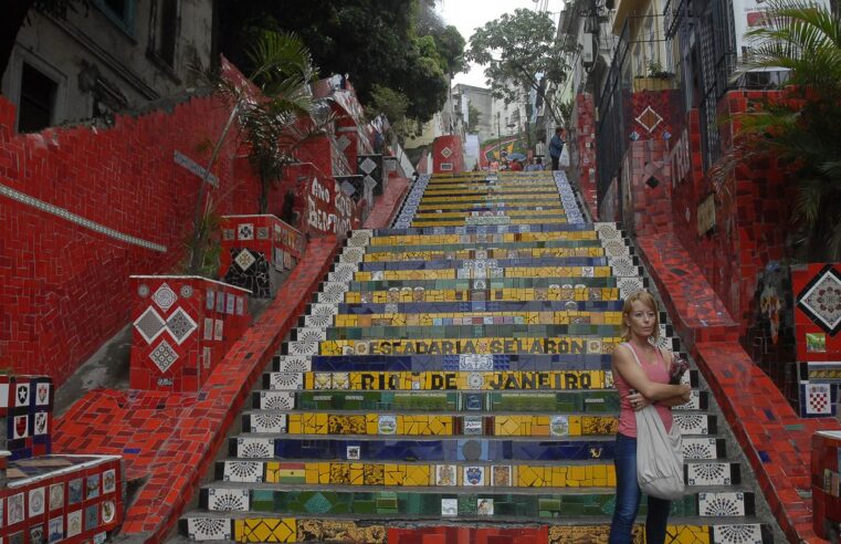 Guias turísticos buscam recursos para restaurar Escadaria Selarón