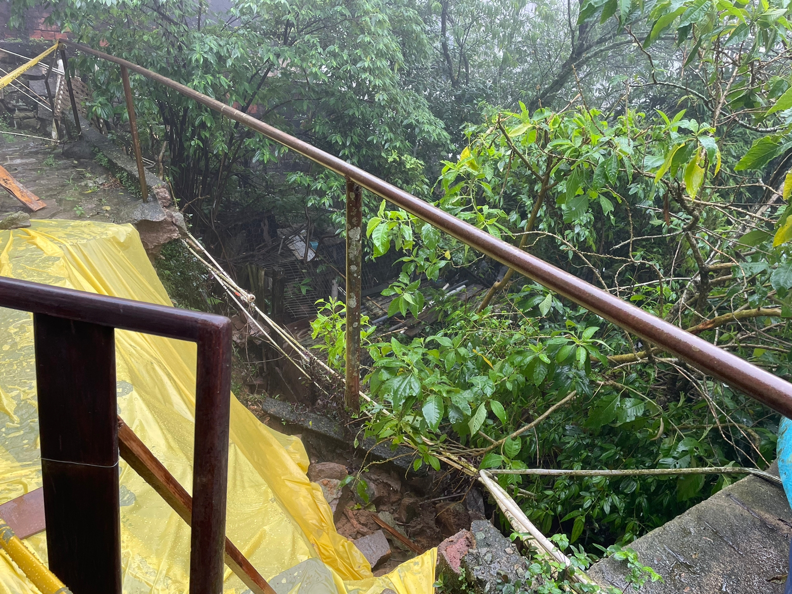 Acesso a Servidão Carmelo Domingos Galuzzi, no Alto da Serra em Petrópolis, é comprometido após deslizamento