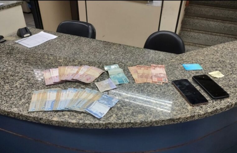 Policiais Militares do 26º BPM prenderam dois homens em flagrante por roubo em Petrópolis e recuperaram o celular da vítima