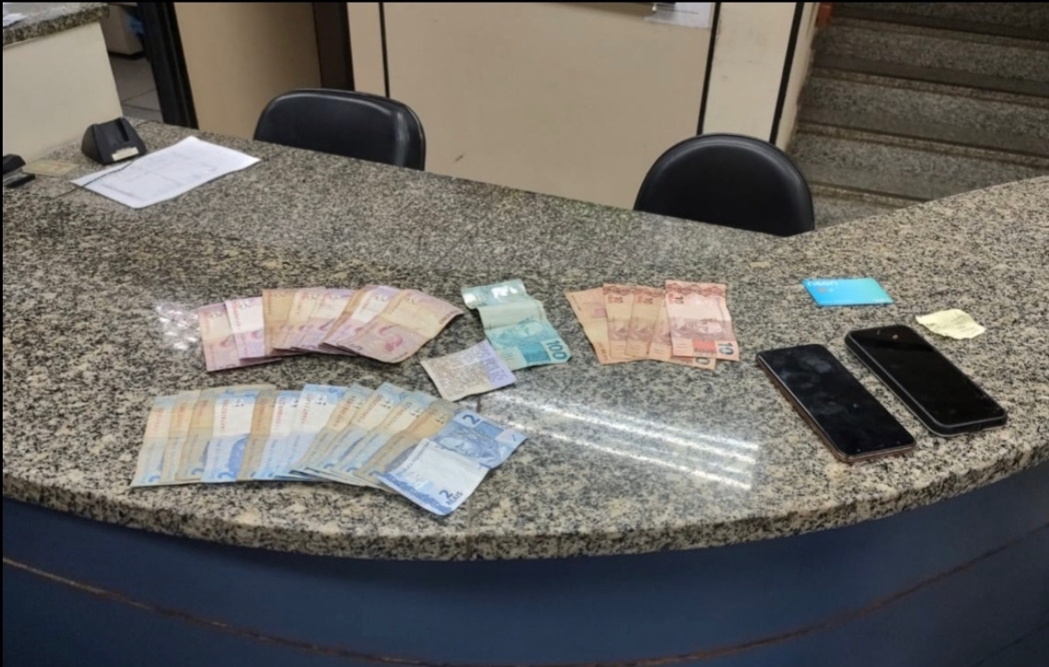 Policiais Militares do 26º BPM prenderam dois homens em flagrante por roubo em Petrópolis e recuperaram o celular da vítima