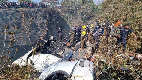 Avião com 72 pessoas a bordo cai no Nepal