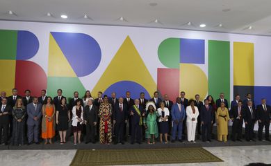 Lula dá posse a ministros e assina primeiras medidas de governo