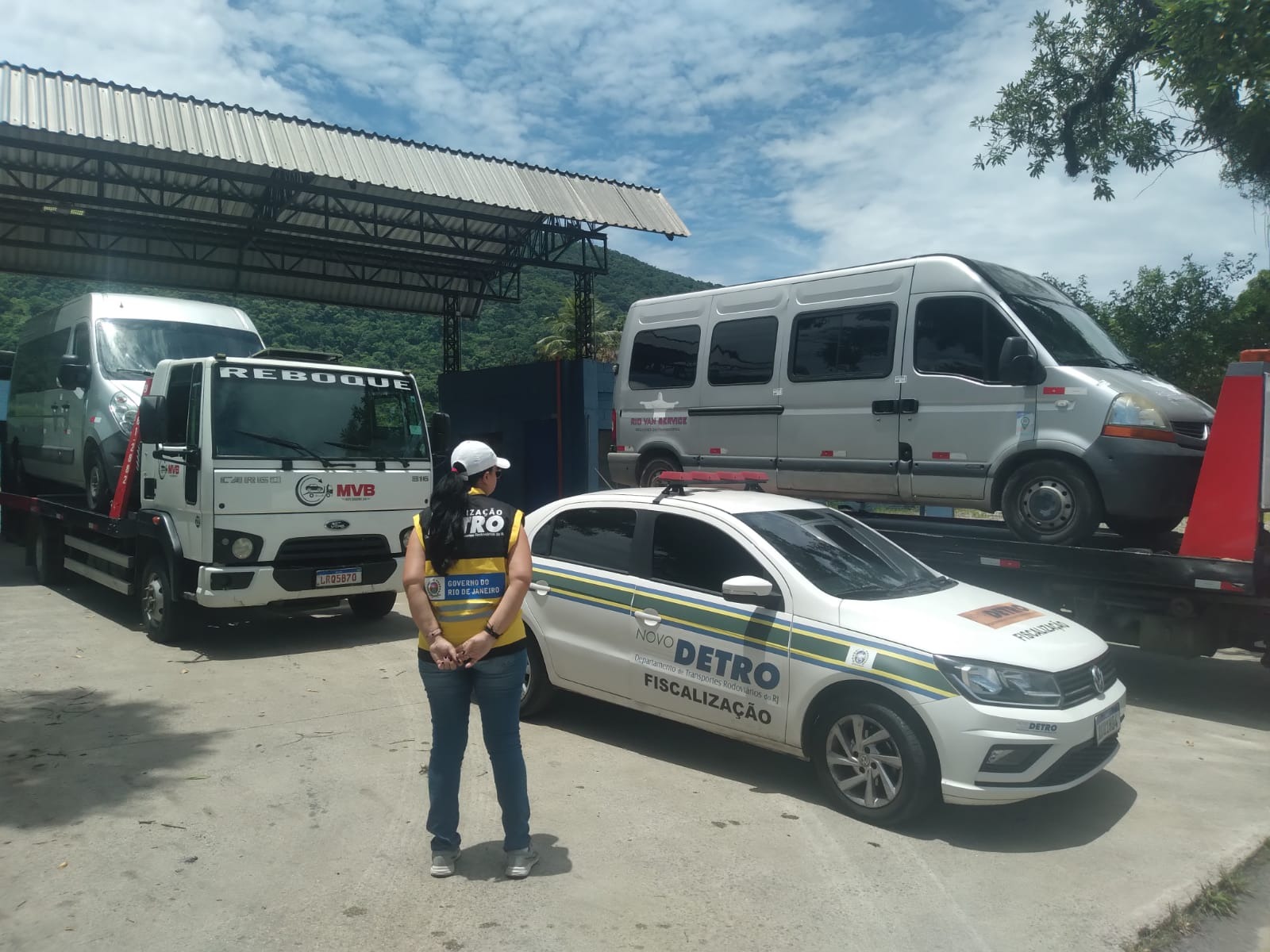 Detro-RJ apreende cinco vans em situação irregular durante o final de semana