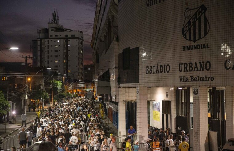 Mais de 150 mil pessoas visitam a Vila Belmiro para dar adeus a Pelé
