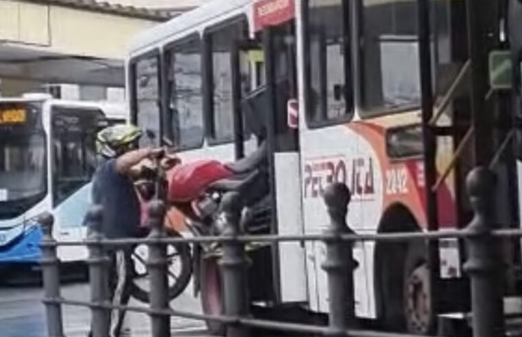 Homens são flagrados colocando motocicleta dentro de ônibus no Terminal Rodoviário do Centro de Petrópolis