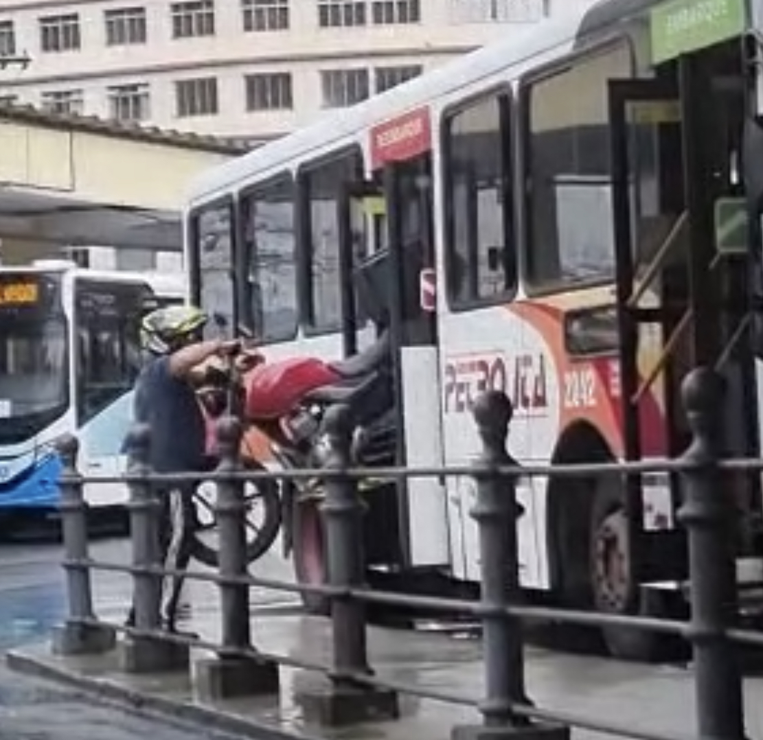 Homens são flagrados colocando motocicleta dentro de ônibus no Terminal Rodoviário do Centro de Petrópolis