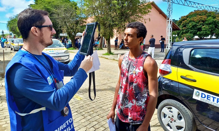 Detran.RJ passa a usar tablets em áreas de provas práticas e agiliza acesso à CNH