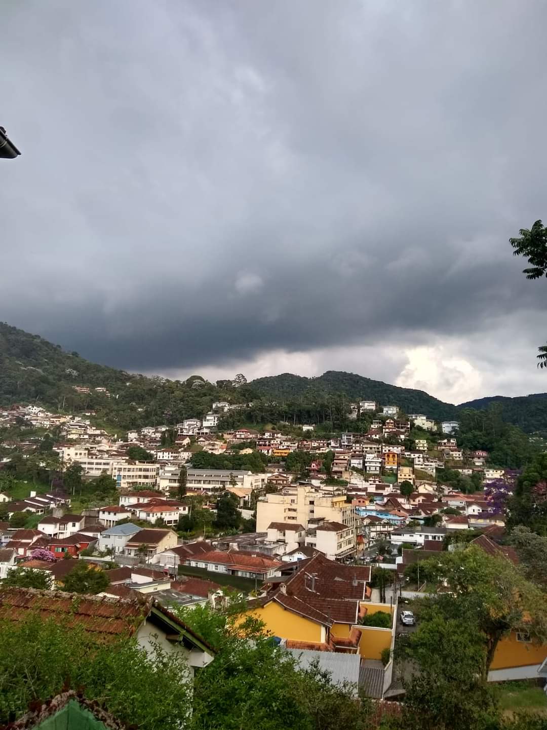 Defesa Civil emite alerta via SMS de pancadas de chuva para o município de Petrópolis