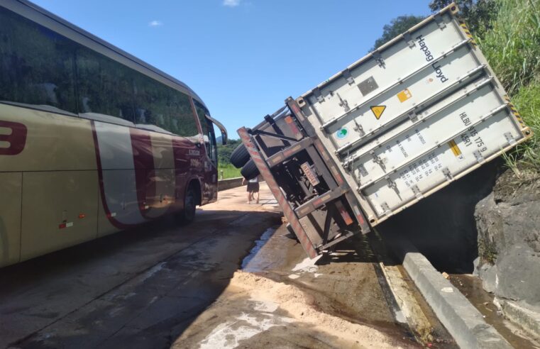 Operação vai interditar subida da serra de Petrópolis na madrugada dessa quarta para retirar carreta tombada