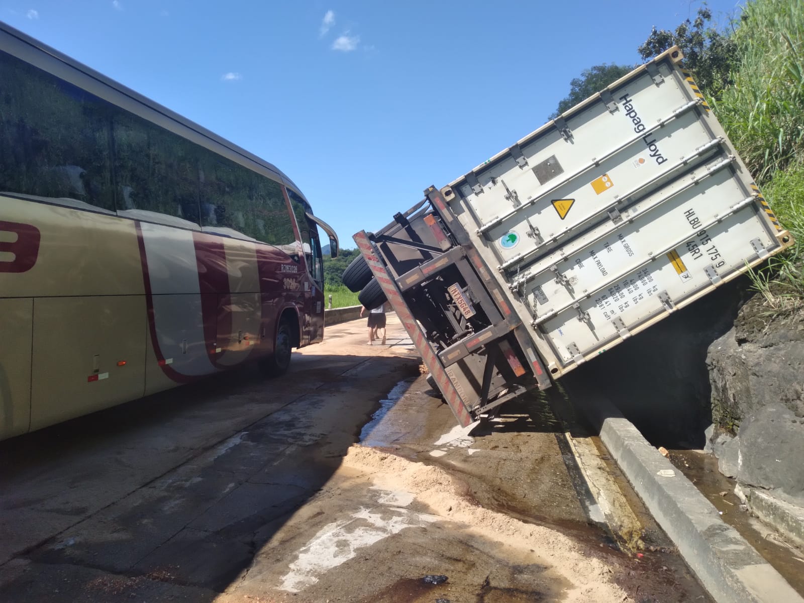 Operação vai interditar subida da serra de Petrópolis na madrugada dessa quarta para retirar carreta tombada