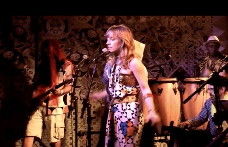 Mãe da trip-bossa, a cantora anglo-brasileira Nina Miranda, se apresenta neste sábado na Casa de Petrópolis