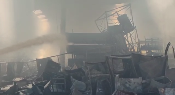 Corpo de Bombeiros atua em incêndio em galpão de Duque de Caxias