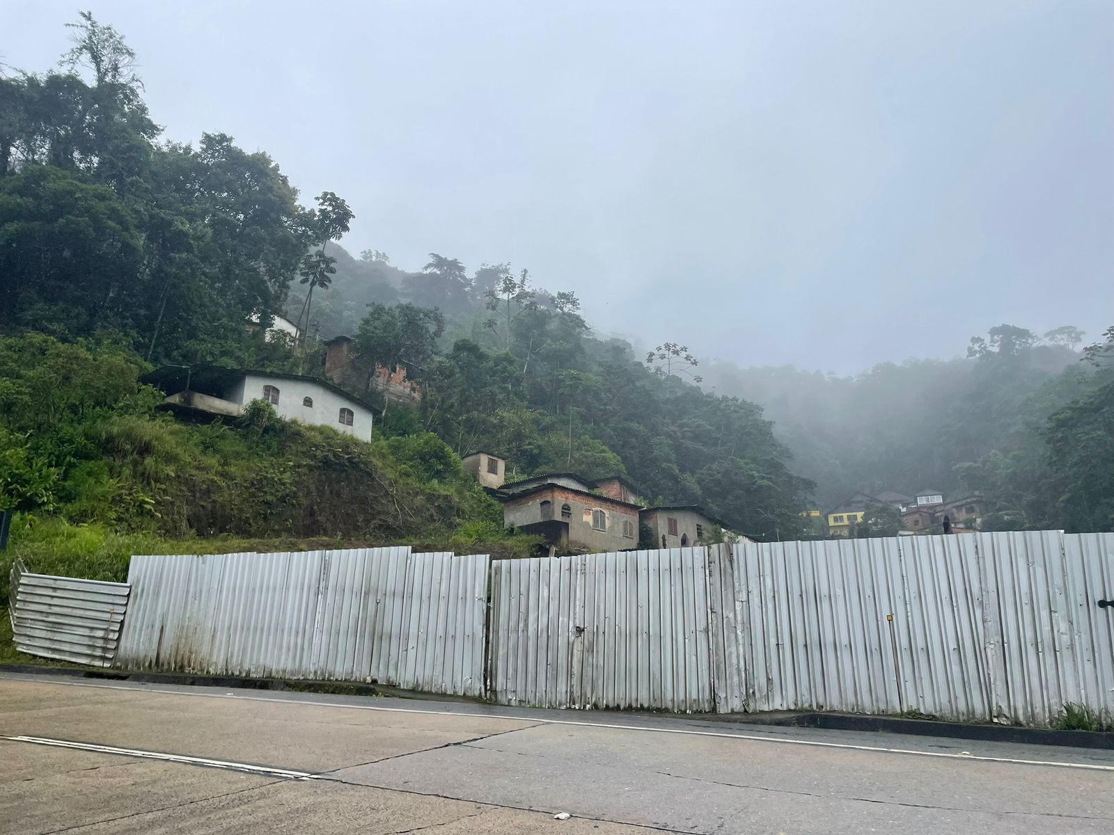Justiça bloqueia R$ 9,5 milhões da Concer para indenizar famílias afetadas pela cratera durante as obras da Nova Subida da Serra