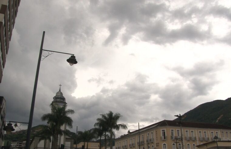 Defesa Civil de Petrópolis emite aviso meteorológico de pancadas de chuva moderada a forte durante a semana para o município
