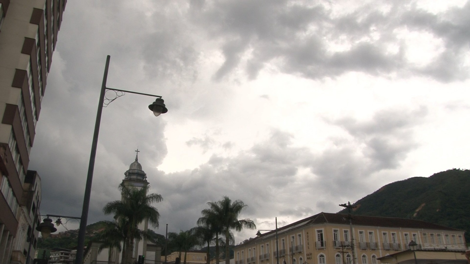 Defesa Civil de Petrópolis emite aviso meteorológico de pancadas de chuva moderada a forte durante a semana para o município
