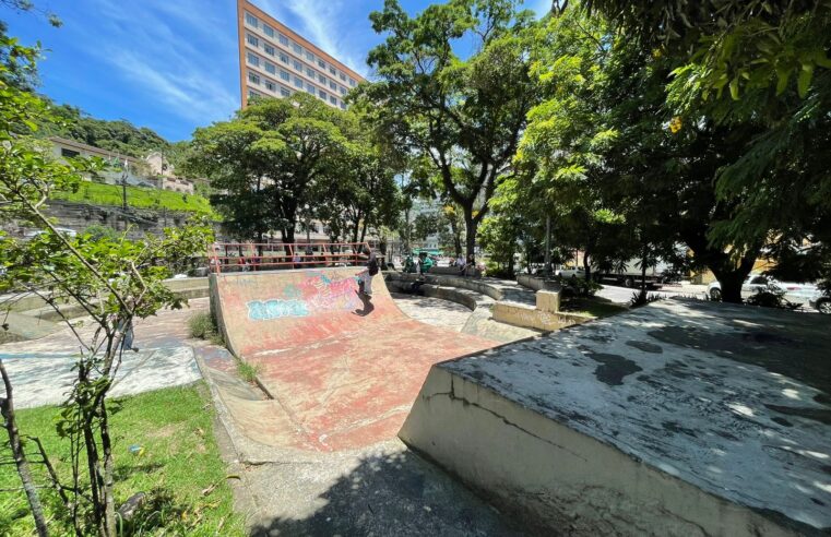 Esqueitistas denunciam falta de manutenção na Praça Duque de Caxias em Petrópolis