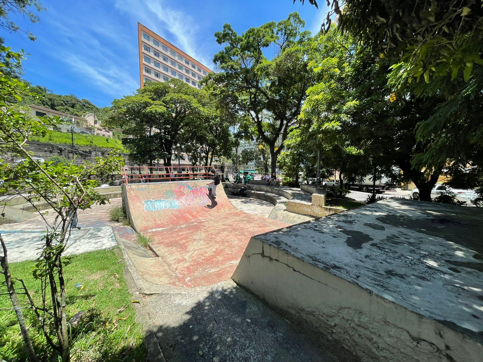 Esqueitistas denunciam falta de manutenção na Praça Duque de Caxias em Petrópolis