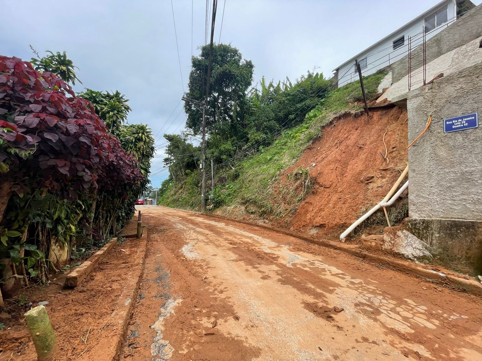 Chuva registrada na quarta-feira (01) provocam deslizamento de terra no Quitandinha