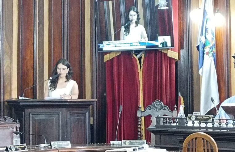 Julia Casamasso assume cadeira como representante da Coletiva Feminista na Câmara