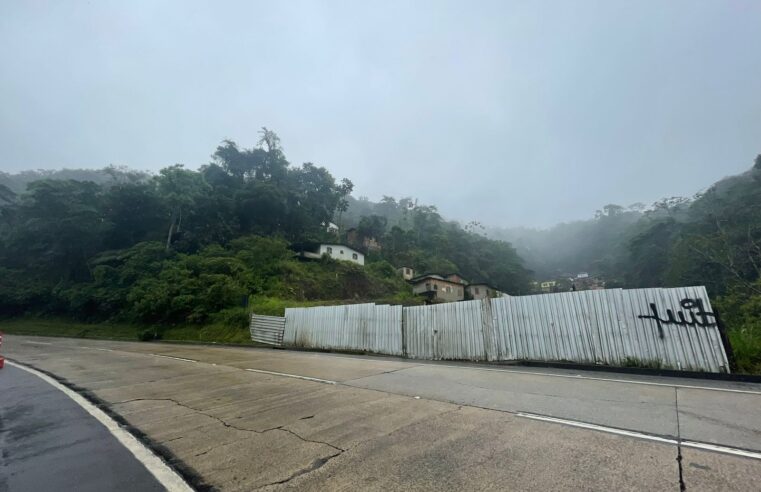 Subida da serra de Petrópolis sujeita à interdição total na madrugada para retirada de carreta de encosta
