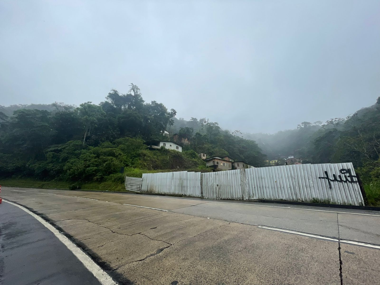 Subida da serra de Petrópolis sujeita à interdição total na madrugada para retirada de carreta de encosta