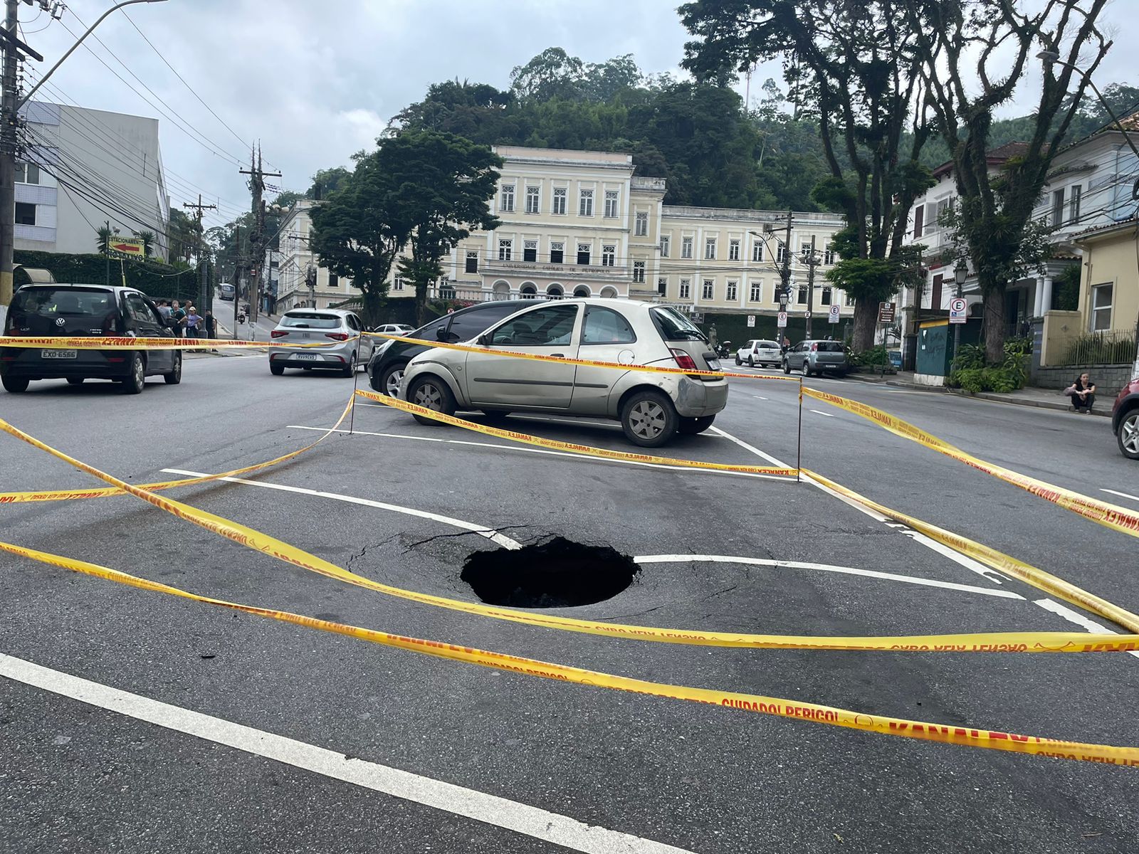 Motoristas reclamam das condições do asfalto em Petrópolis
