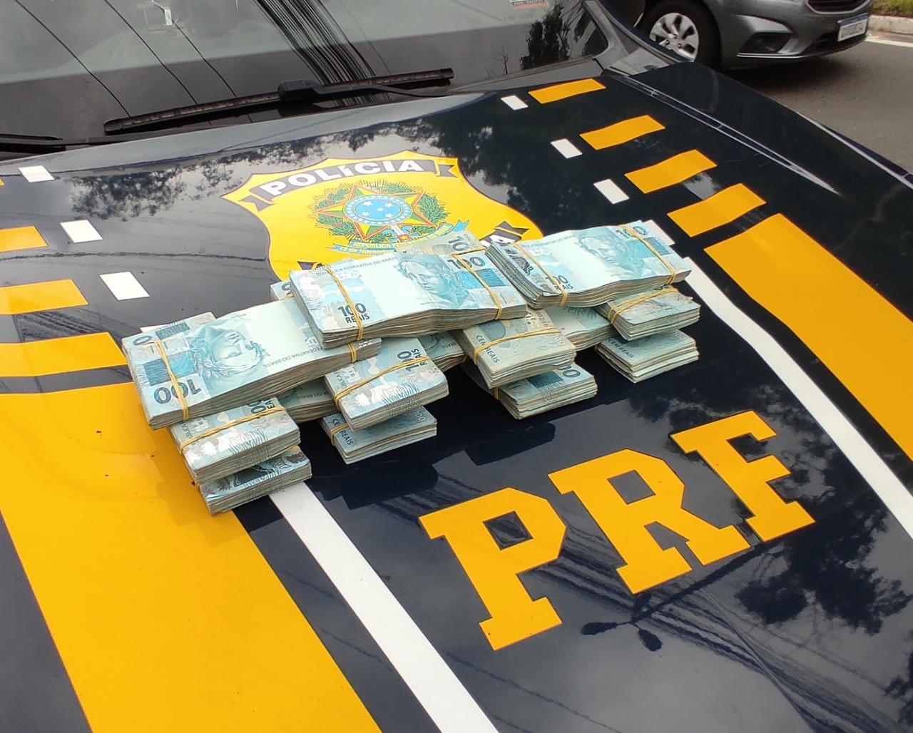 PRF intercepta passageiro de ônibus com R$140 mil não declarados
