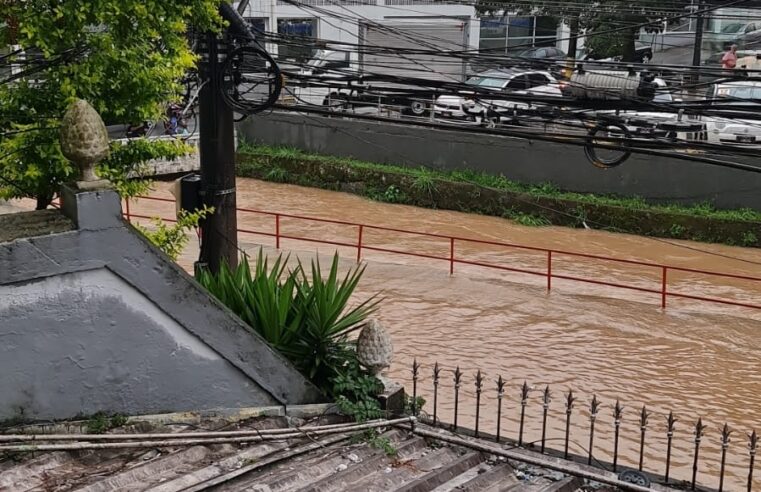 Defesa Civil interdita Rua Coronel Veiga, em Petrópolis