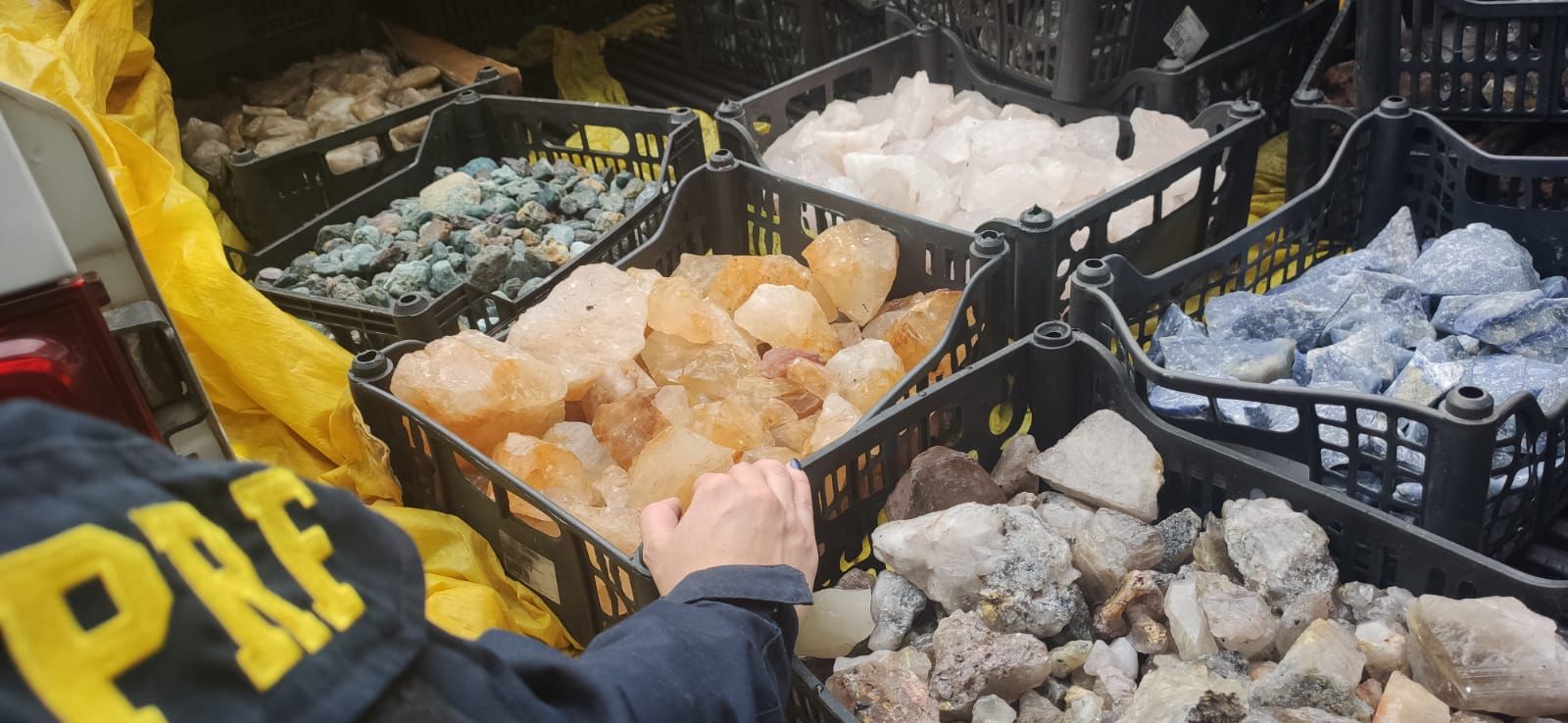 PRF prende duas pessoas com pedras preciosas e semipreciosas em Angra dos Reis/RJ