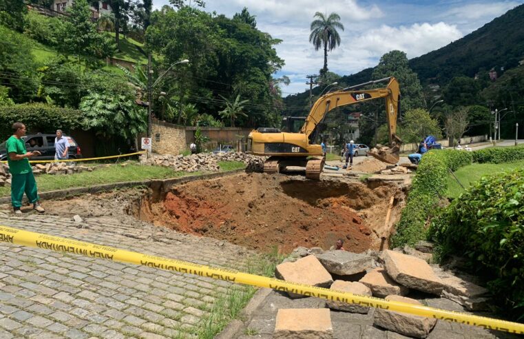 Após abertura de cratera, rede de abastecimento de água próxima ao Hotel Quitandinha, rompe