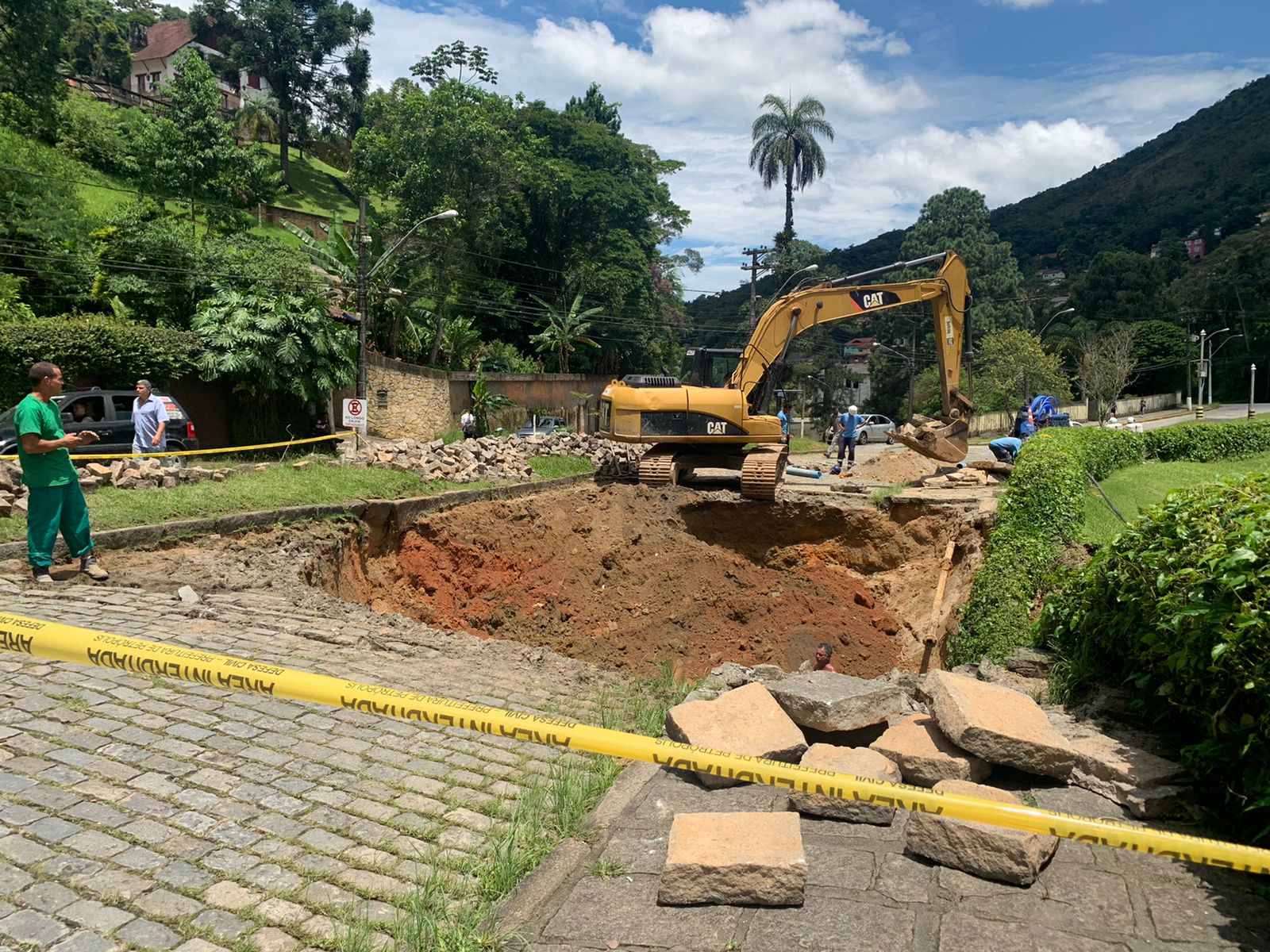 Após abertura de cratera, rede de abastecimento de água próxima ao Hotel Quitandinha, rompe