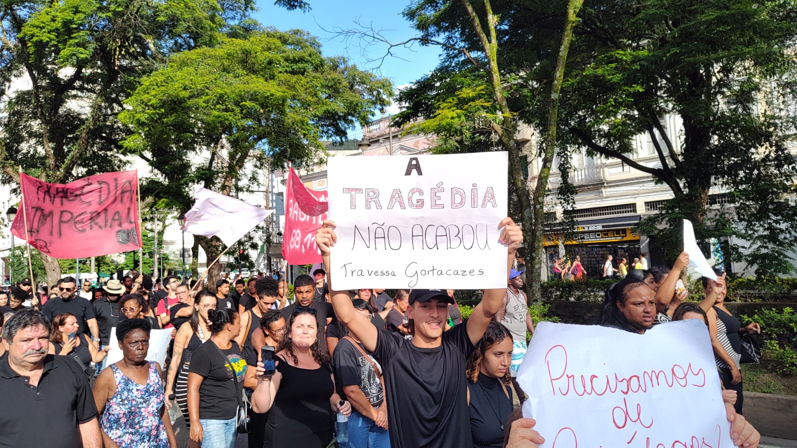Manifestantes vão às ruas cobrar ações da Prefeitura após um ano da tragédia