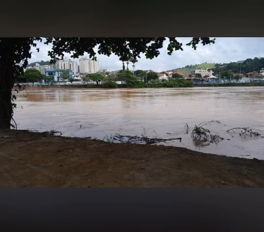 Rio Paraíba do Sul transborda e alaga ruas da região sul do estado