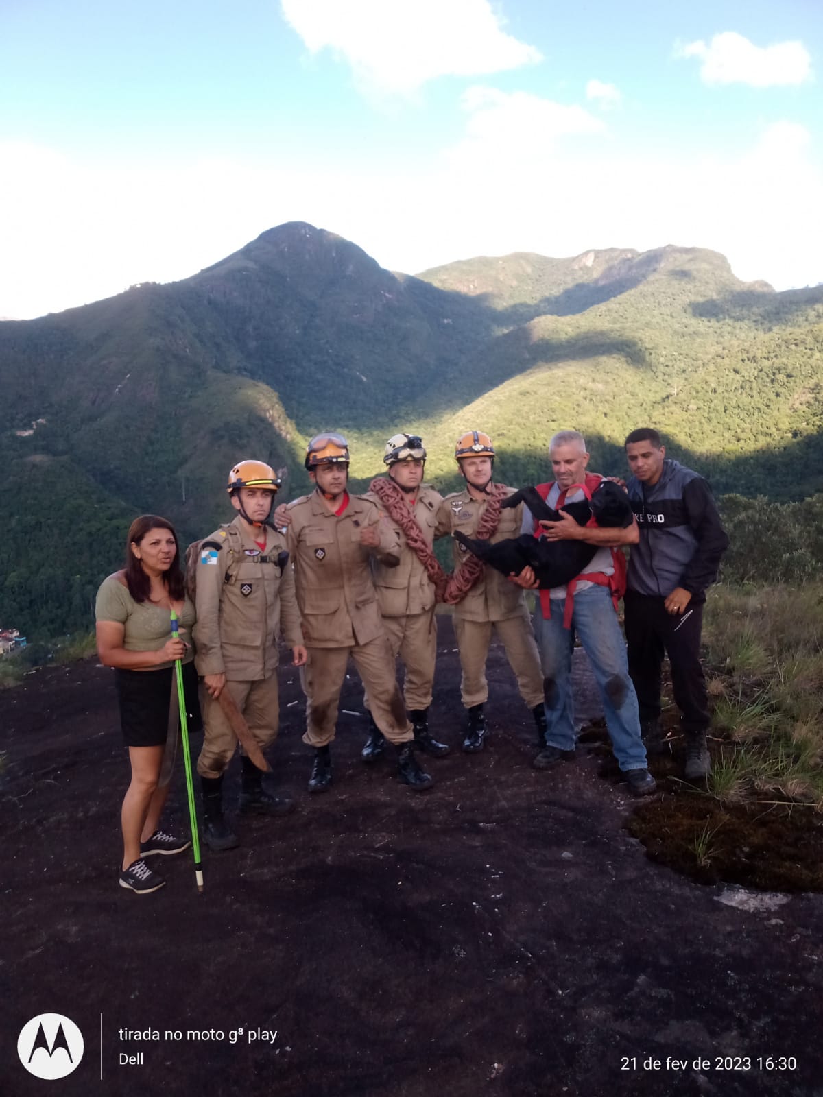 Corpo de Bombeiros resgata cão em trilha do Morin. Animal havia caído em uma fenda
