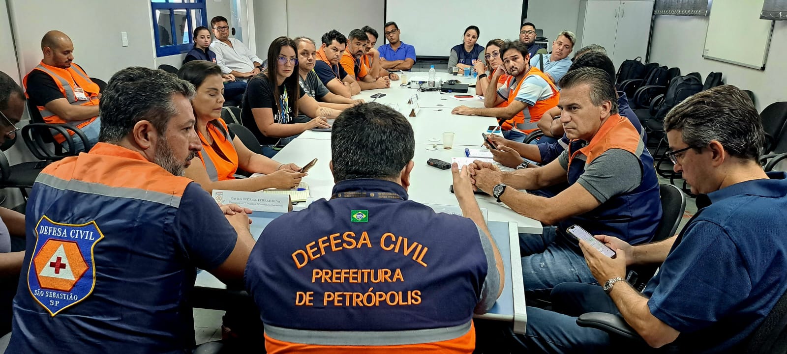 Defesa Civil de Petrópolis atua na coordenação da resposta às chuvas do litoral paulista