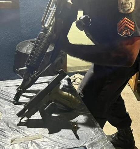 Policiais Militares prendem homem por porte ilegal de arma de fogo no Neylor, em Petrópolis