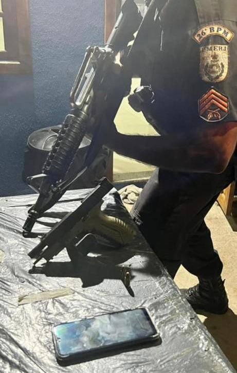 Policiais Militares prendem homem por porte ilegal de arma de fogo no Neylor, em Petrópolis
