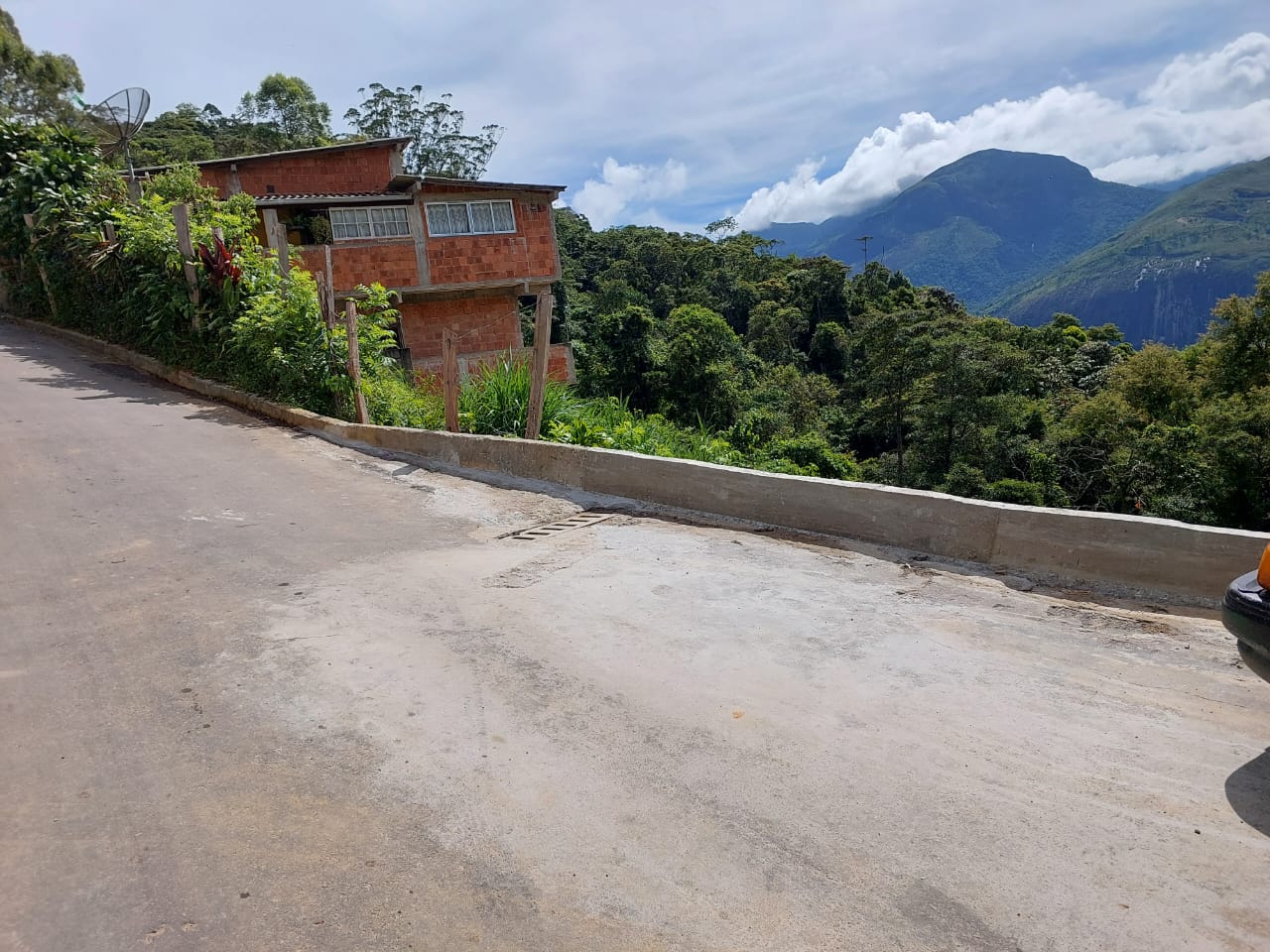 Caminho do Fragoso recebe duas obras e ação tapa-buracos