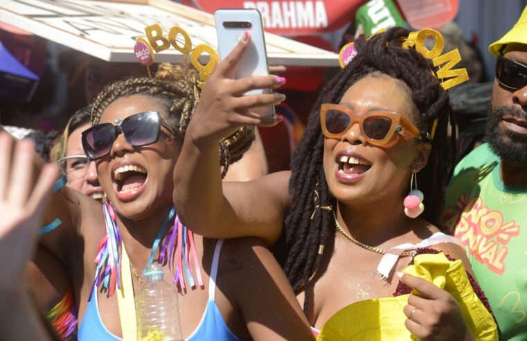 Blocos arrastam multidões até meia-noite no Rio