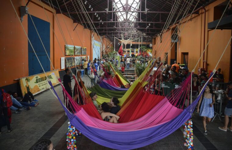 Bienal da UNE é aberta no Rio com pauta de reconstrução da educação