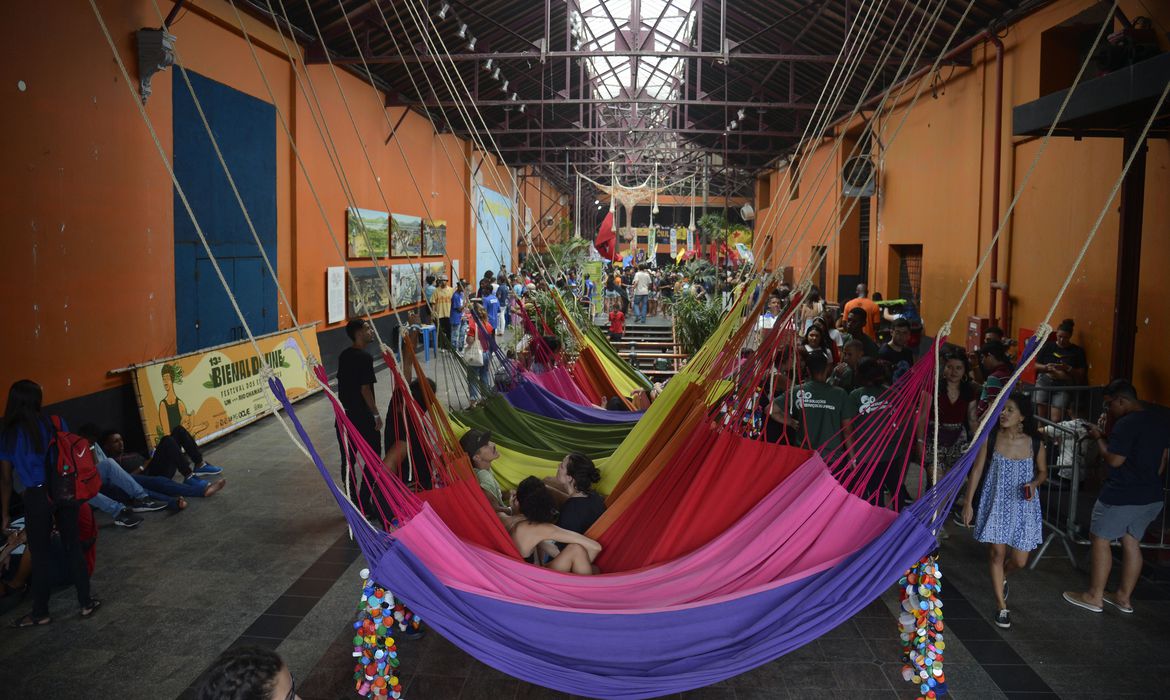 Bienal da UNE é aberta no Rio com pauta de reconstrução da educação