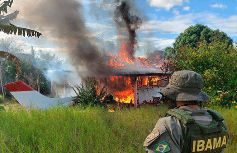 Operação do governo destrói avião e trator do garimpo em área yanomami