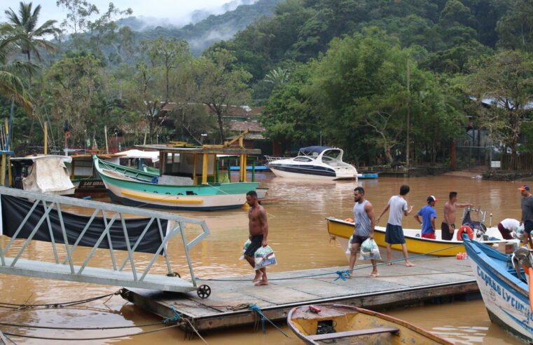 Moradores de São Sebastião estão sem água potável há quatro dias