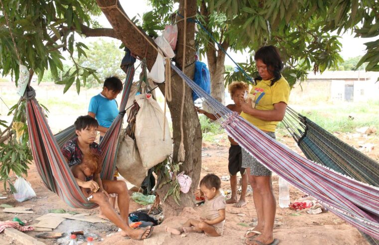 Grupo yanomami vive às margens da BR-174 em Boa Vista