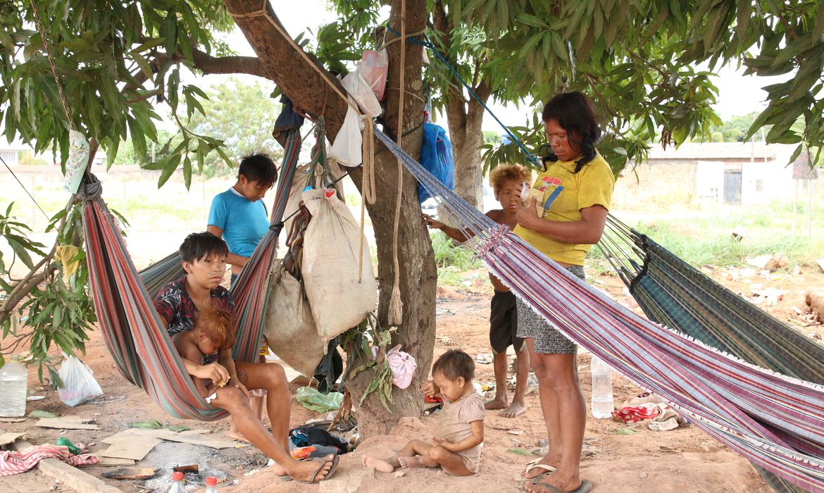 Grupo yanomami vive às margens da BR-174 em Boa Vista