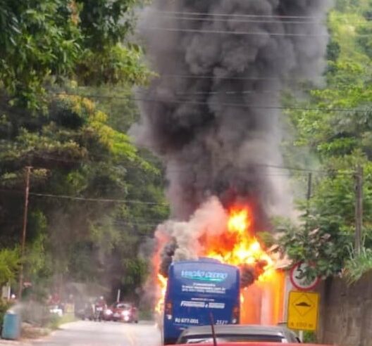Ônibus pega fogo na Estrada do Jacuba, em Petrópolis