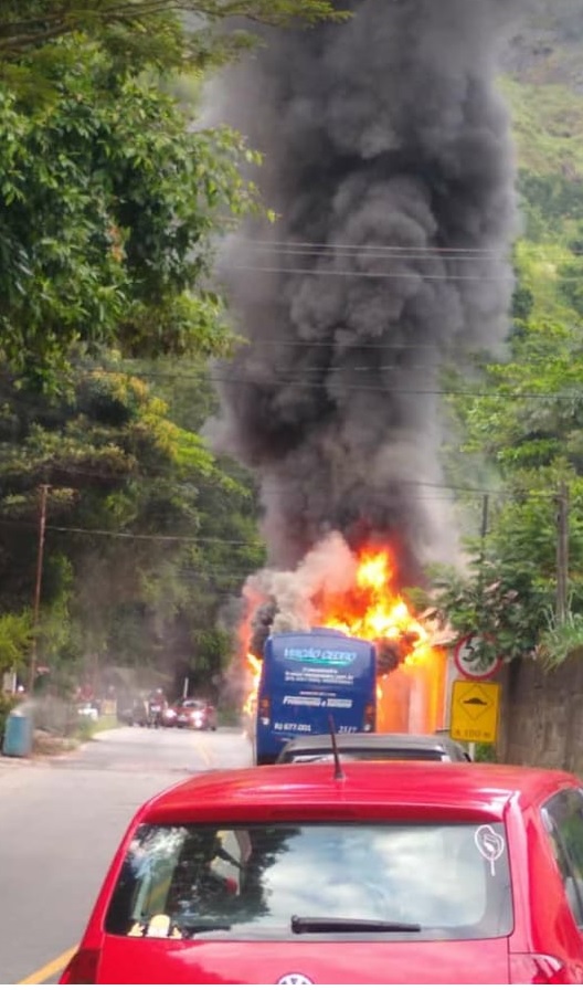 Ônibus pega fogo na Estrada do Jacuba, em Petrópolis
