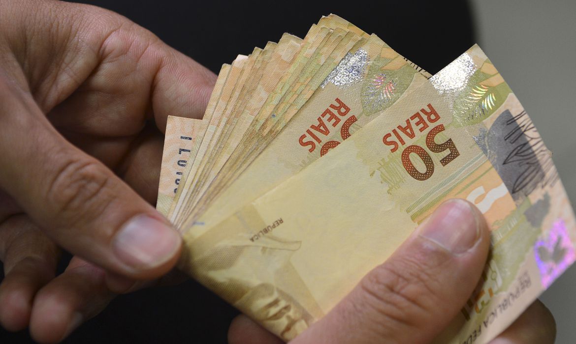13º salário, FGTS e férias de quem faz horas extras ficam maiores