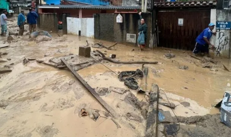 Chuva recorde deixa 3 mortos, interdita estradas e põe cidade em estado de calamidade no litoral norte de SP