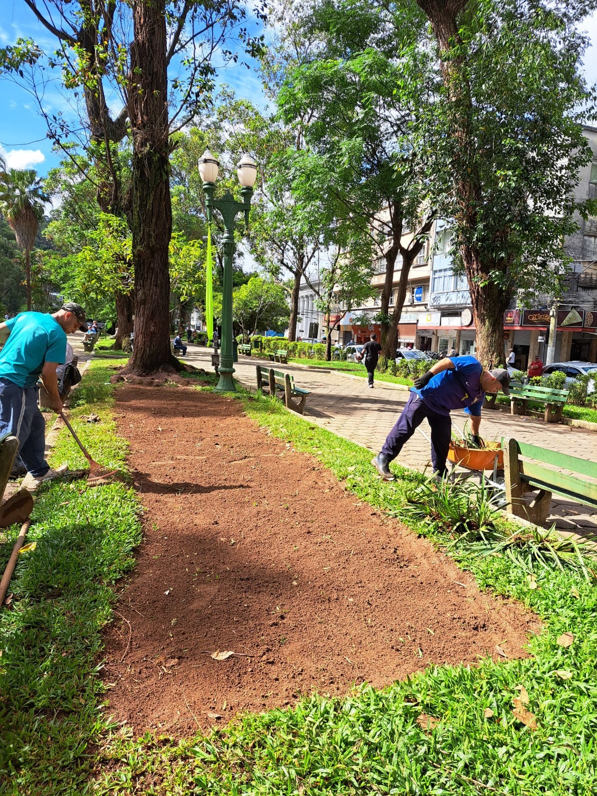 PRAÇA GETÚLIO VARGAS  RECEBE PREPARATIVOS PARA INÍCIO DO SERVIÇO DE DESTOCA EM NOVA FRIBURGO